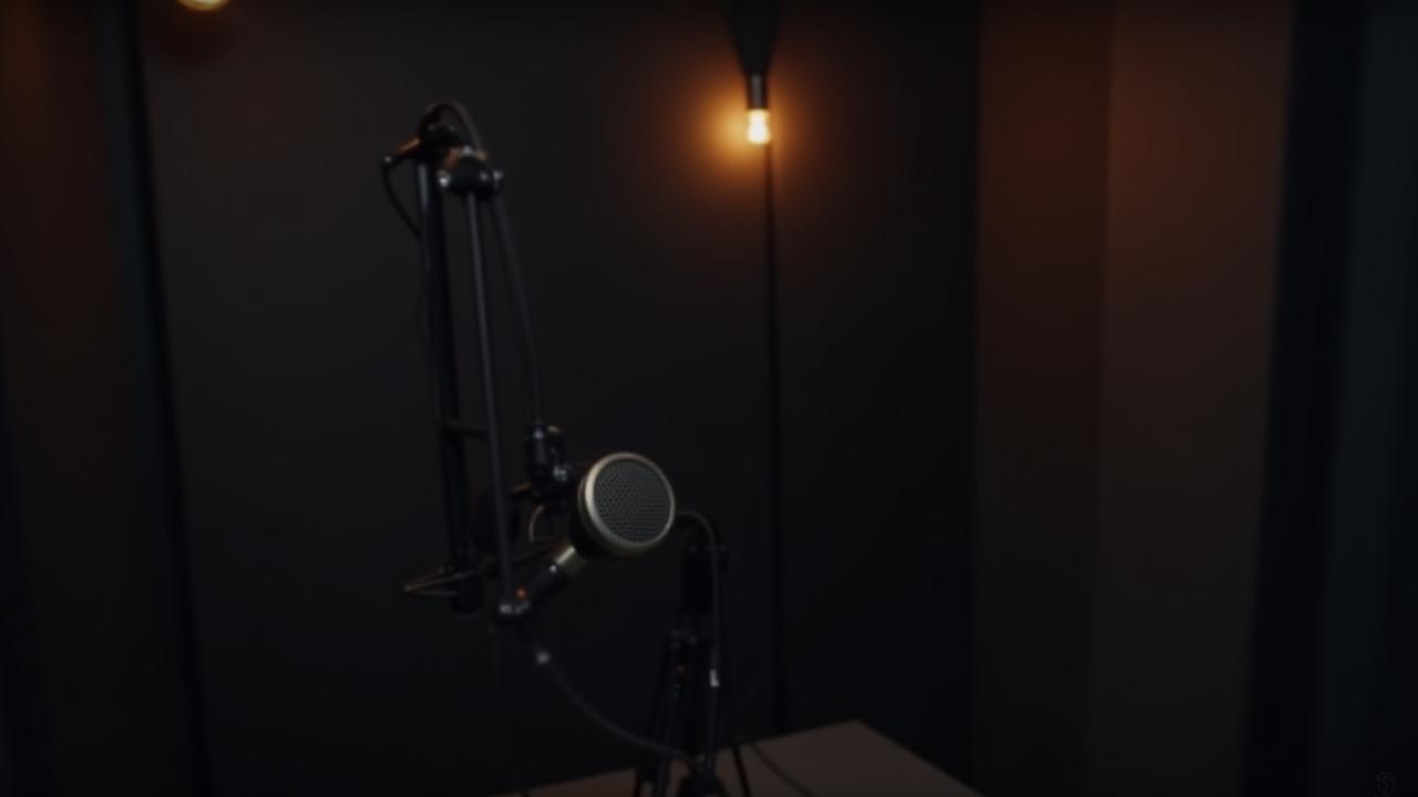 Cabina de grabación insonorizada de Ankua Studios. Equipada con micrófono profesional y auriculares.